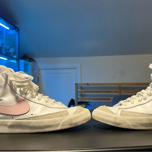 US M size 9 White and Pink High-Top nike blazers - Picture 3 of 4
